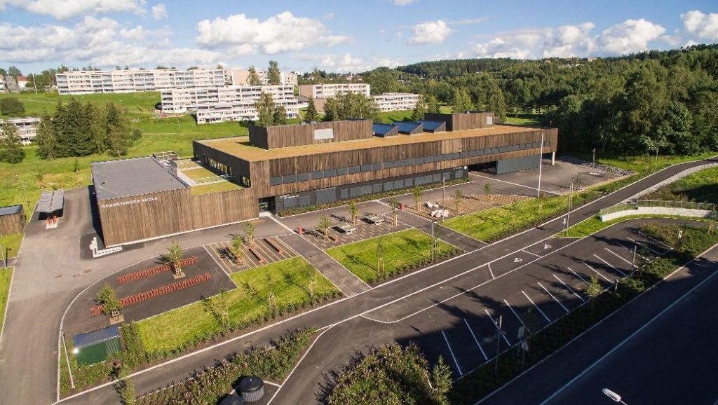 Stort undervisningsbygg i mørkt treverk