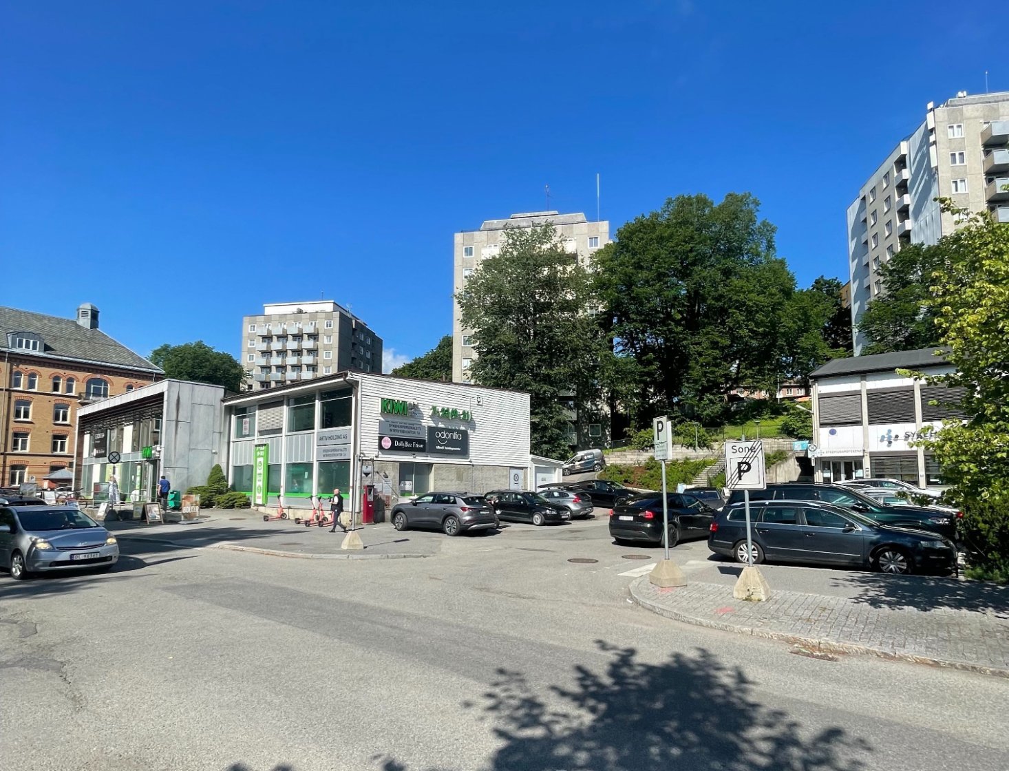 Næringseiendom med parkeringsområde i bymiljø