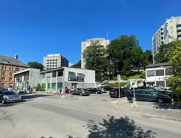 Næringseiendom med parkeringsområde i bymiljø